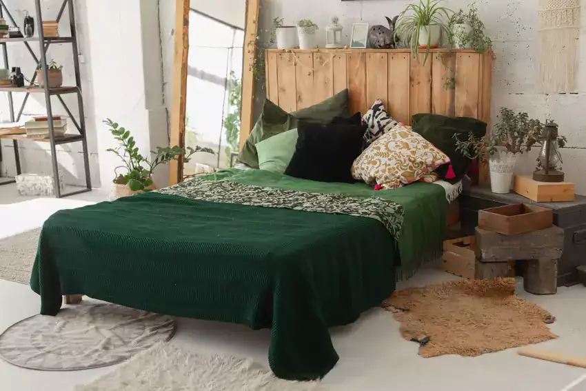 Ekologiczna sypialnia z naturalnymi elementami