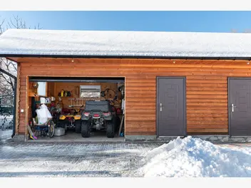 Ilustracja artykułu przygotowanie garażu na zimę – jak efektywnie zabezpieczyć i izolować miejsce do przechowywania samochodu?