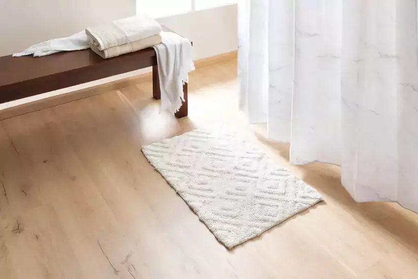 Różne materiały dywaników łazienkowych