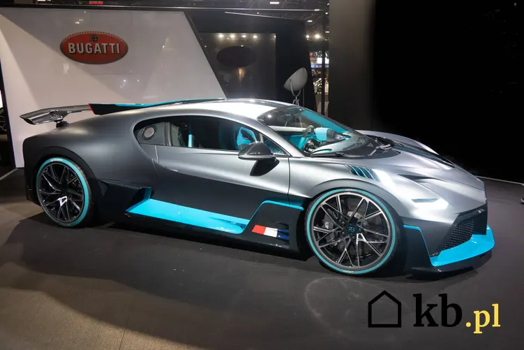 Samochód Bugatti Divo na wystawie, a także TOP 10 najdroższych samochodów świata