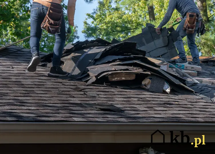 Mężczyźni podczas usuwania pokrycia dachu, a także koszt wymiany dachu