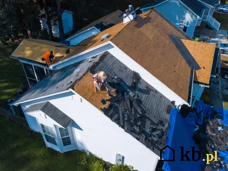 Prace remontowe na dachu, a także koszt wymiany dachu