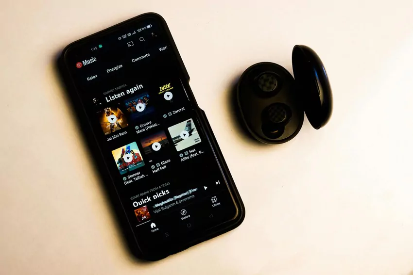 Audiobook na prezent - czy warto kupić ebook lub audiobook na prezent? Osoba słuchająca audiobooka w prezencie