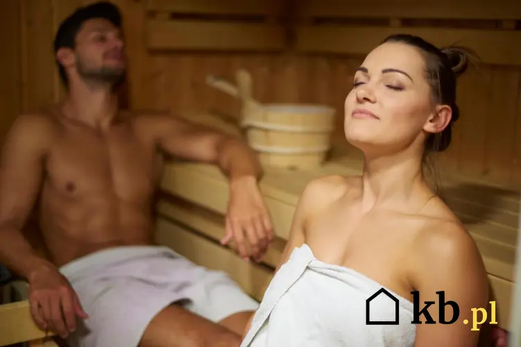 Kobieta i mężczyzna korzystający z sauny