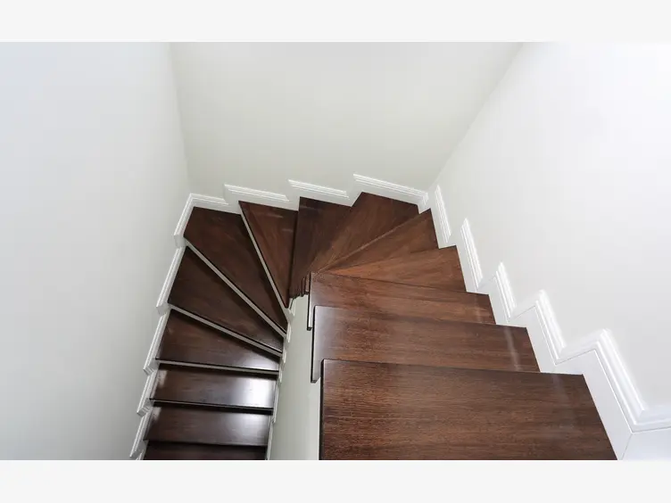 Ilustracja artykułu ceny schodów drewnianych w domu – ile to kosztuje?