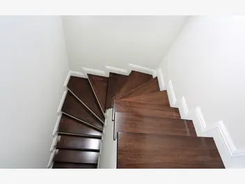 Ilustracja artykułu ceny schodów drewnianych w domu – ile to kosztuje?