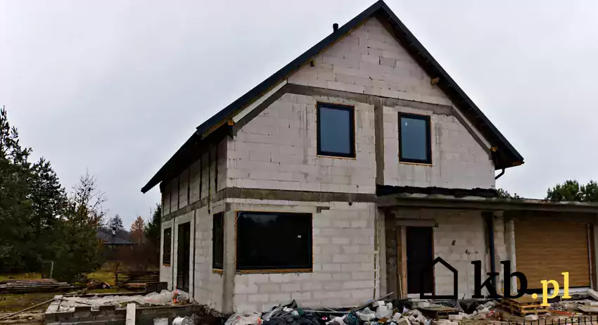 Budowa domu surowy stan okna