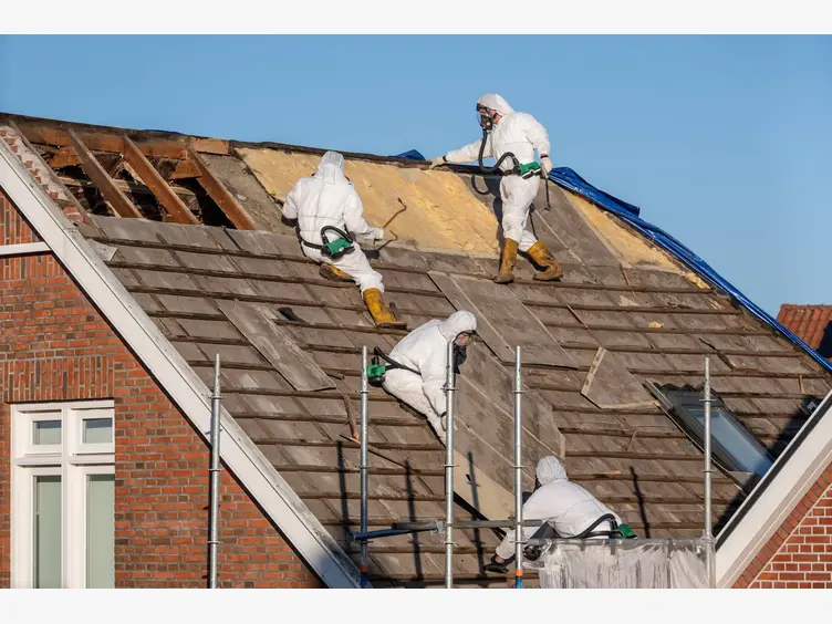 Ilustracja artykułu masowe usuwanie szkodliwego azbestu potrwa dłużej niż zakładano? mamy komentarz eksperta