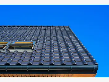 Ilustracja artykułu dachówka betonowa czy ceramiczna? jaka będzie lepsza na dach nowego domu?