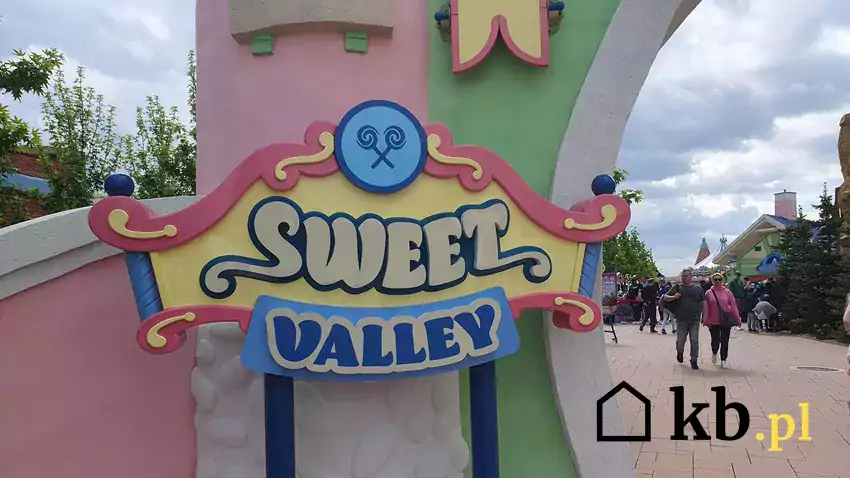 Logo Sweet Valley przy wejściu