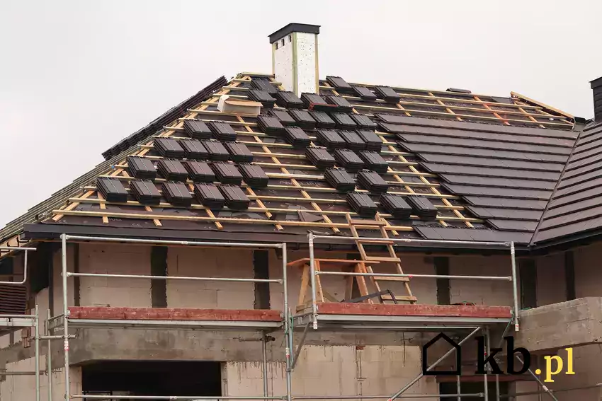 Dachówka układana na dachu domu