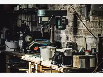 Ilustracja artykułu różnice między garażem blaszanym a murowanym. czym różni się blacha akrylowa od ocynkowanej oraz co warto wiedzieć o ocieplaniu garażu blaszanego?