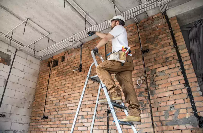 Jak wybrać idealną trójczęściową drabinę? - poradnik dla majsterkowiczów