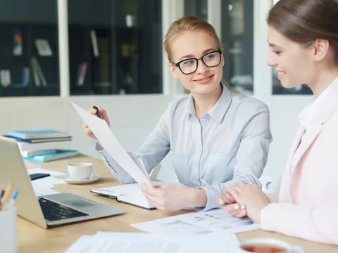 Administracja czy Zarządzanie? Zobacz, co te kierunki mogą Ci zaoferować!