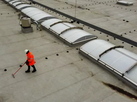 Badanie szczelności dachu metodą elektrooporową – skuteczna diagnoza stanu hydroizolacji