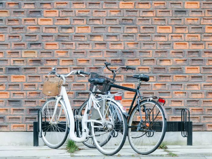 Przestrzeń przed domem na osiedlu
