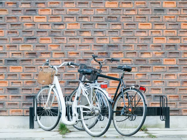 Przestrzeń przed domem na osiedlu