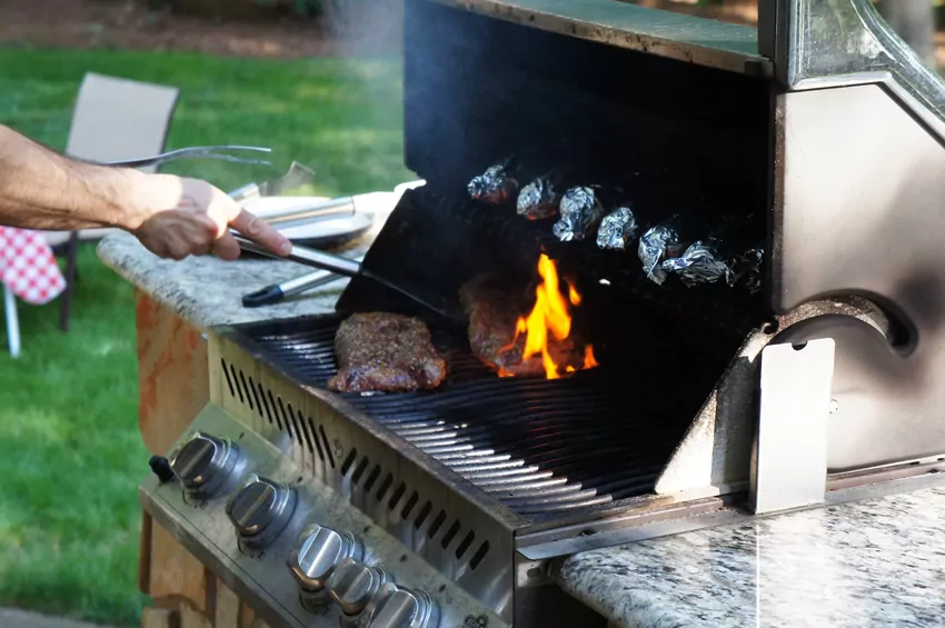 Regularnie czyść palniki i przewody gazowe – zanieczyszczenia mogą powodować nierównomierne nagrzewanie Grill gazowy