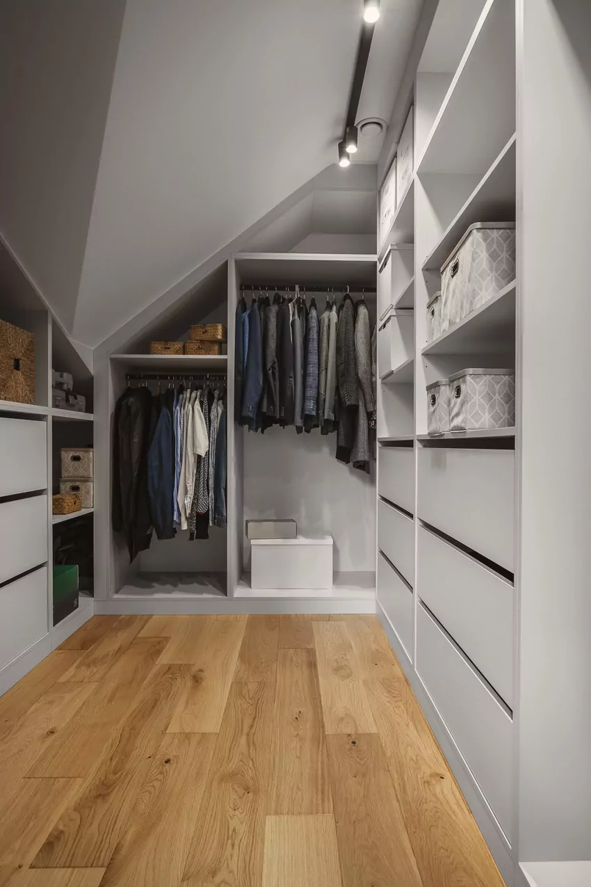 Zadbaj o dobre oświetlenie, najlepiej z czujnikiem ruchu, oraz lustro w pełnym wymiarze Garderoba walk-in