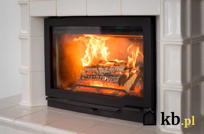 Pal tylko dobrze wysuszonym drewnem – wilgotność powinna wynosić poniżej 20% Kominek