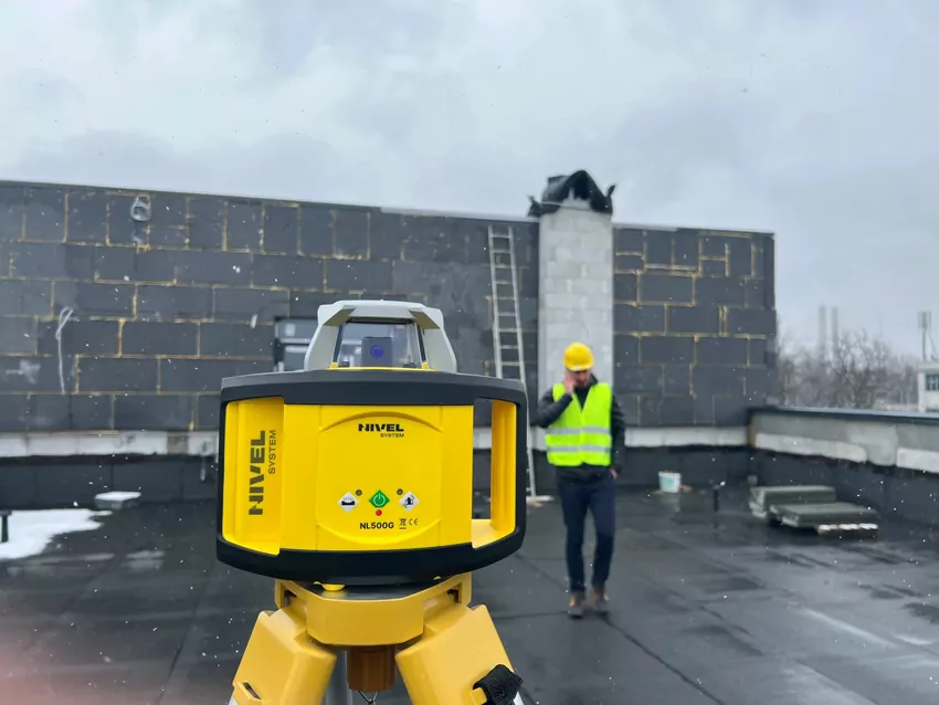 Do prostych prac domowych wybierz poziomicę laserową, a do remontów – laser krzyżowy. Laser