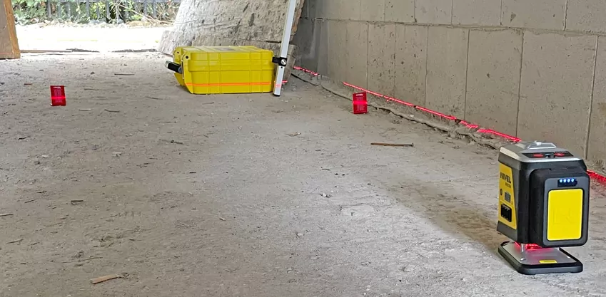 Laser krzyżowy oferuje większy zasięg i precyzję niż poziomica laserowa Poziomowanie przy pomocy lasera krzyżowego