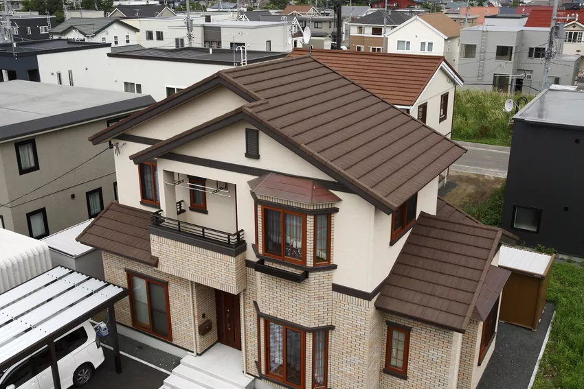 Przy wyborze blachodachówki gontopodobnej zwróć uwagę na grubość powłoki ochronnej, która decyduje o jej trwałości i odporności Blachodachówka gontopodobna