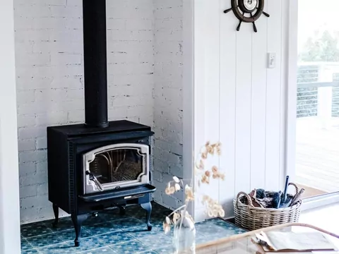 Piecyk wolnostojący w stylu skandynawskim – jak dobrać model, który wkomponuje się w minimalistyczne wnętrze?