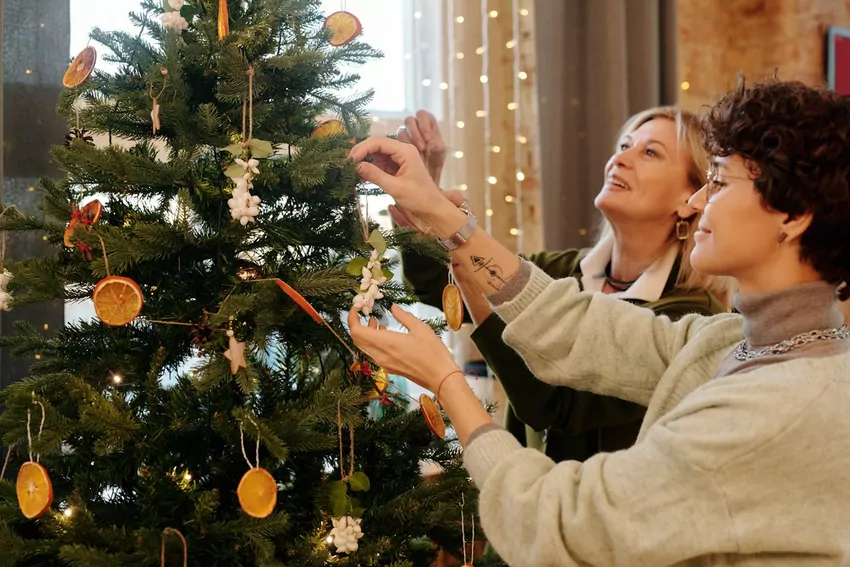 Jak udekorować choinkę na pniu, by wyglądała naturalnie i elegancko Jak udekorować choinkę na pniu, by wyglądała naturalnie i elegancko
