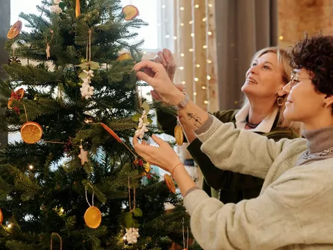 Jak udekorować choinkę na pniu, by wyglądała naturalnie i elegancko