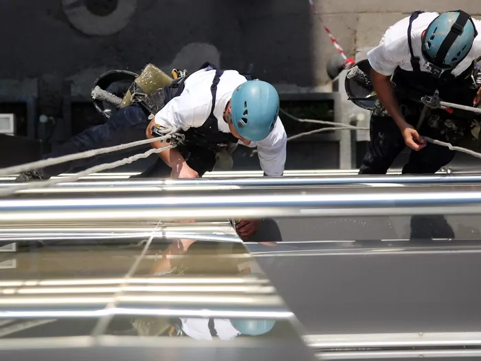 Odświeżenie elewacji metodą alpinistyczną