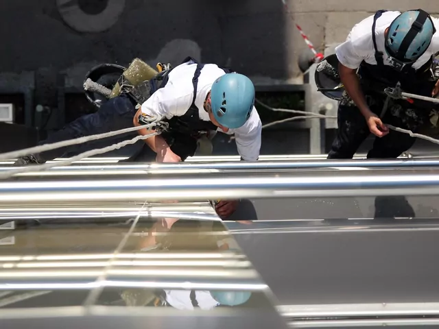 Odświeżenie elewacji metodą alpinistyczną