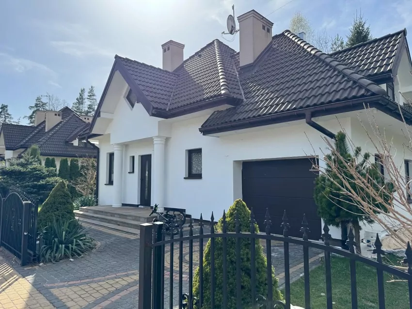 Cienkowarstwowa izolacja termiczna - realizacja, biała elewacja Cienkowarstwowa izolacja termiczna - realizacja, biała elewacja