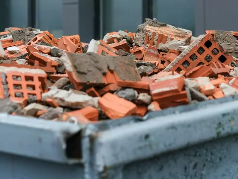 Ładowanie kontenera na gruz