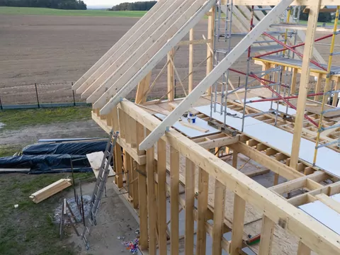 Budowy i pozwolenia na budowę - spadek