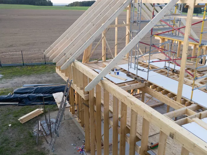 Budowy i pozwolenia na budowę - spadek