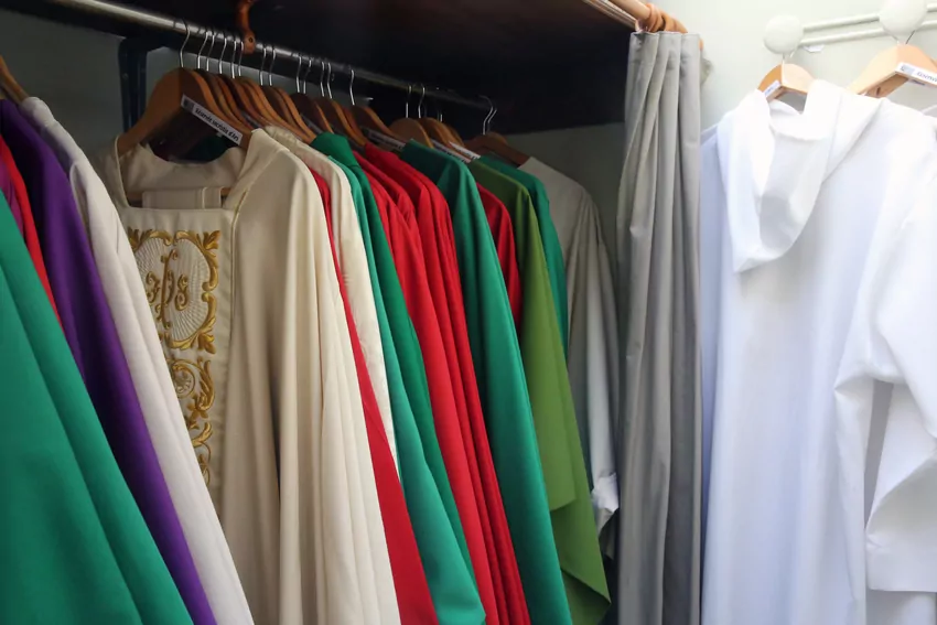 Wybierając ornat świąteczny, zwróć uwagę na jakość tkaniny, by zapewnić trwałość i elegancki wygląd Ornat