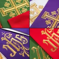 Dobieraj kolory i zdobienia zgodnie z charakterem liturgii, aby całość prezentowała się spójnie i uroczyście Ornaty