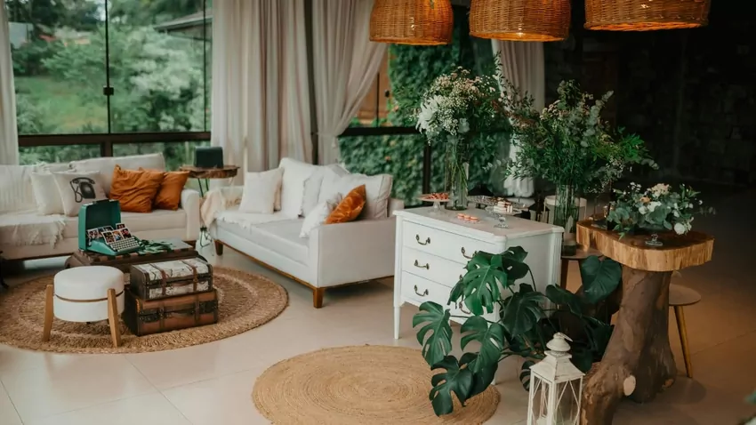 Przestaw meble i usuń zbędne przedmioty – zmiana układu i odrobina porządkowania mogą stworzyć zupełnie nową, lżejszą aranżację Metamorfoza wnętrza bez remontu