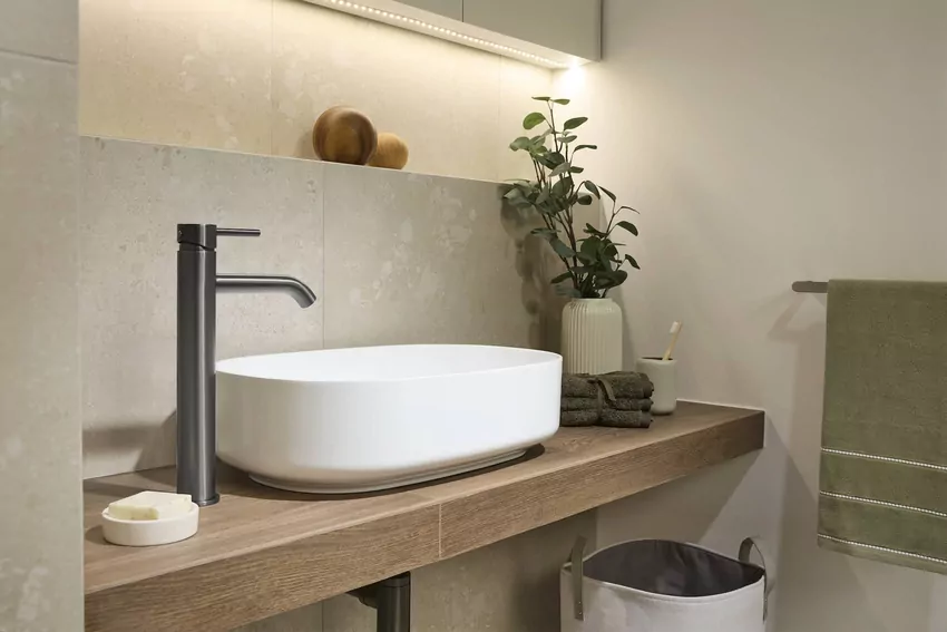 Stawiaj na matowe wykończenia – najlepiej współgrają z gun metalem Gun metal w łazience