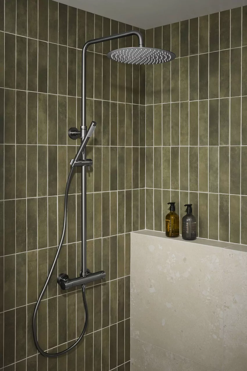 Unikaj połysku – gun metal najlepiej prezentuje się w satynowych i matowych wykończeniach Gun metal w łazience