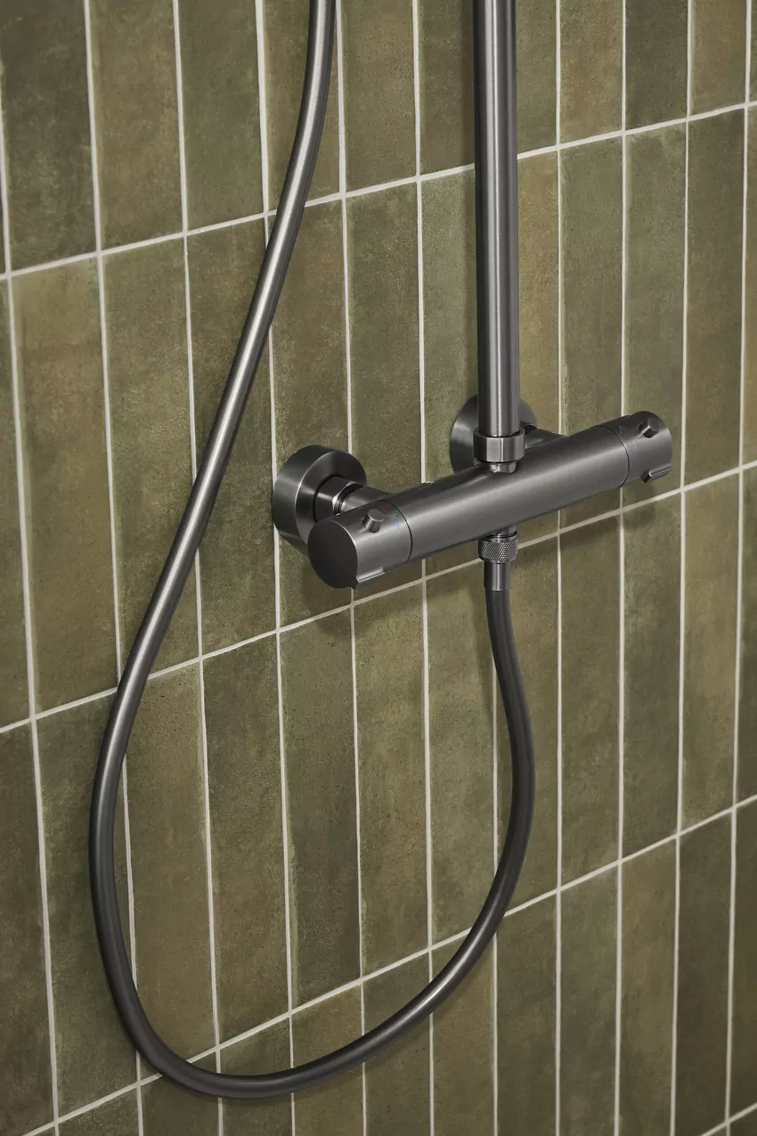 Utrzymuj spójną kolorystykę Gun metal w łazience