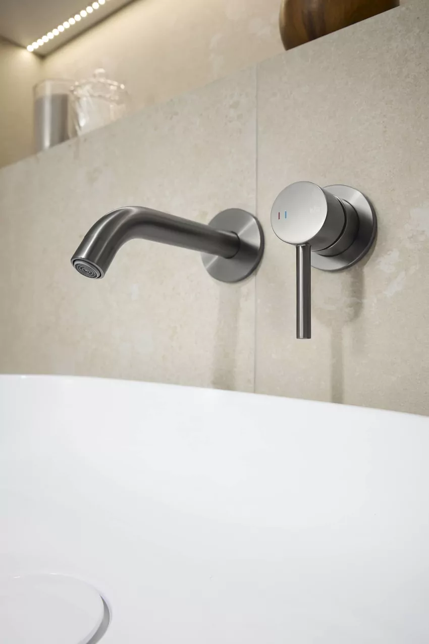 Dobieraj akcesoria w tym samym odcieniu metalu Gun metal w łazience