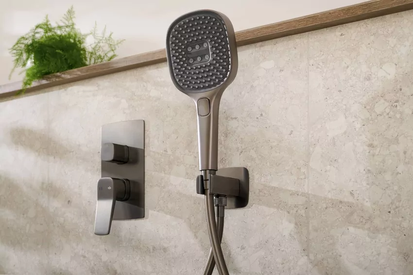 Oświetlenie LED w ciepłym tonie ociepli całą aranżację Gun metal w łazience