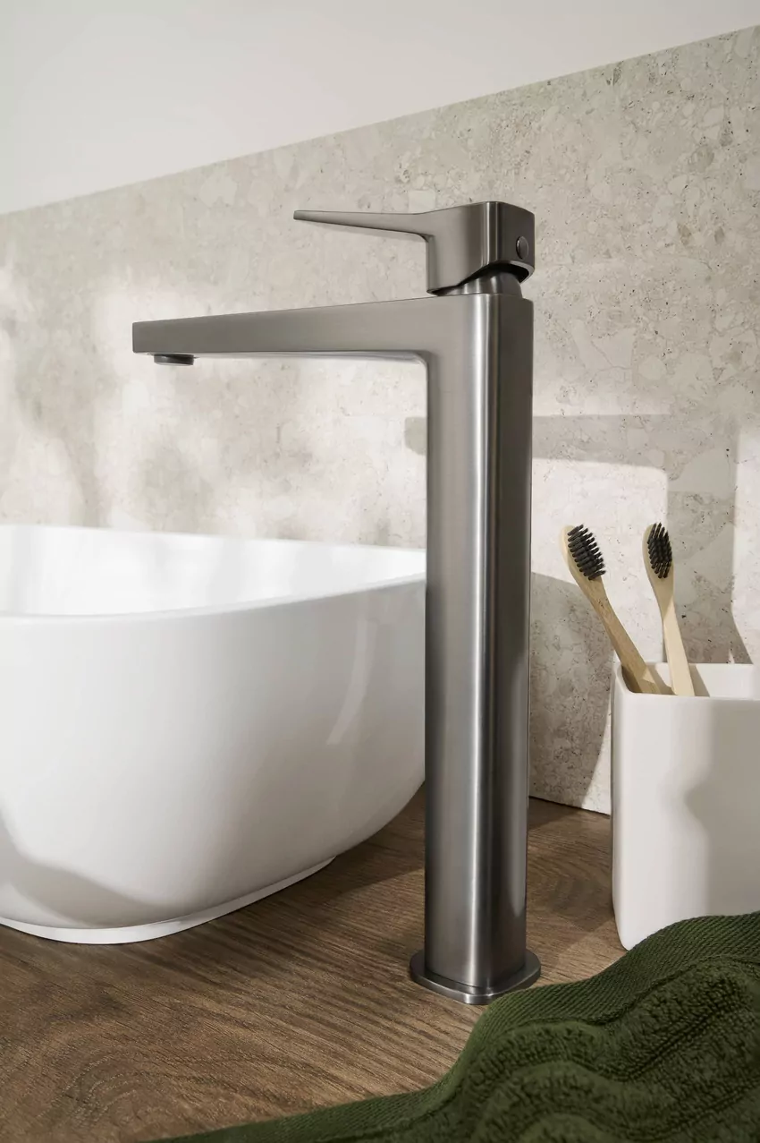 Stawiaj na proste formy ceramiki łazienkowej Gun metal w łazience