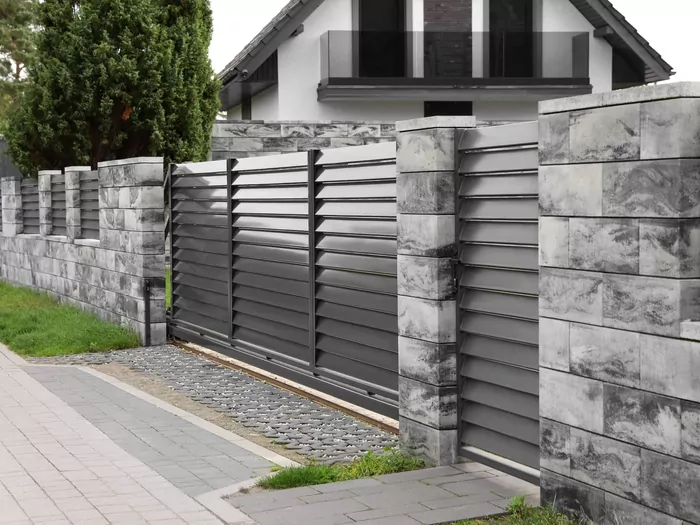 Konserwacja ogrodzenia z bloczków betonowych