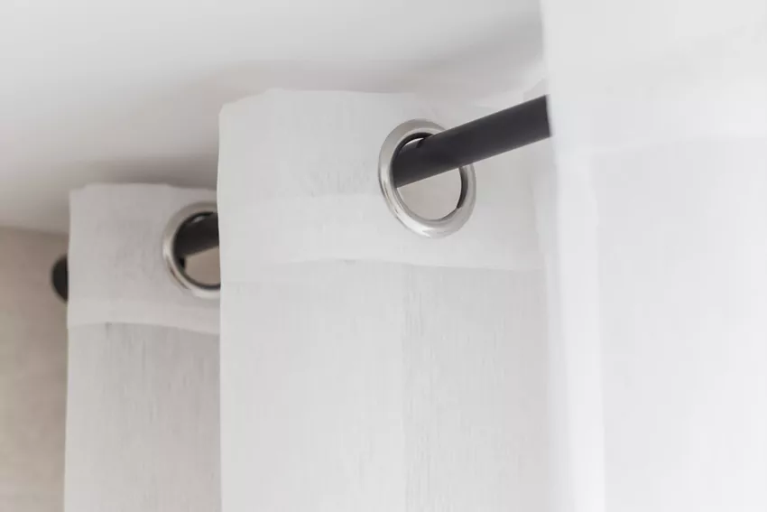 Karnisz najczęściej montuje się do ściany, więc nie wymaga idealnie równego sufitu Przelotki