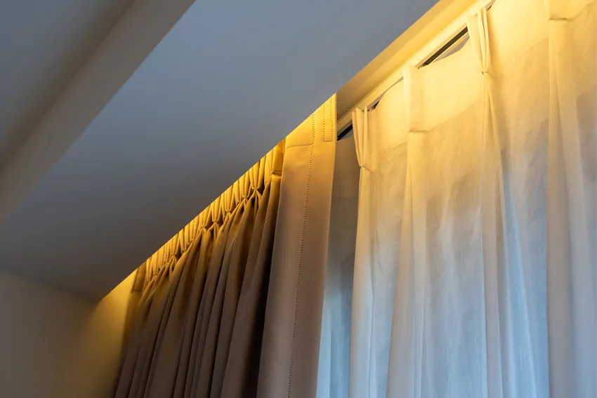 Szyna sufitowa daje bardziej minimalistyczny efekt i pozwala „ukryć” mocowanie zasłon Szyna sufitowa