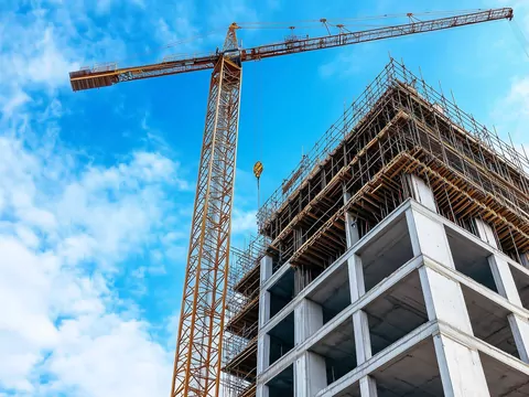 Praca operatora żurawia za granicą