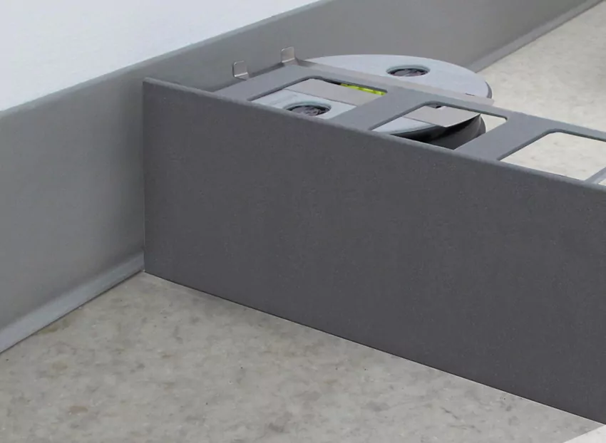 Taras wentylowany to system montażu, w którym płyty gresowe nie są trwale związane z podłożem, lecz opierają się na regulowanych wspornikach. System ten pozwala na łatwe przeprowadzenie instalacji w pustce pod płytami.